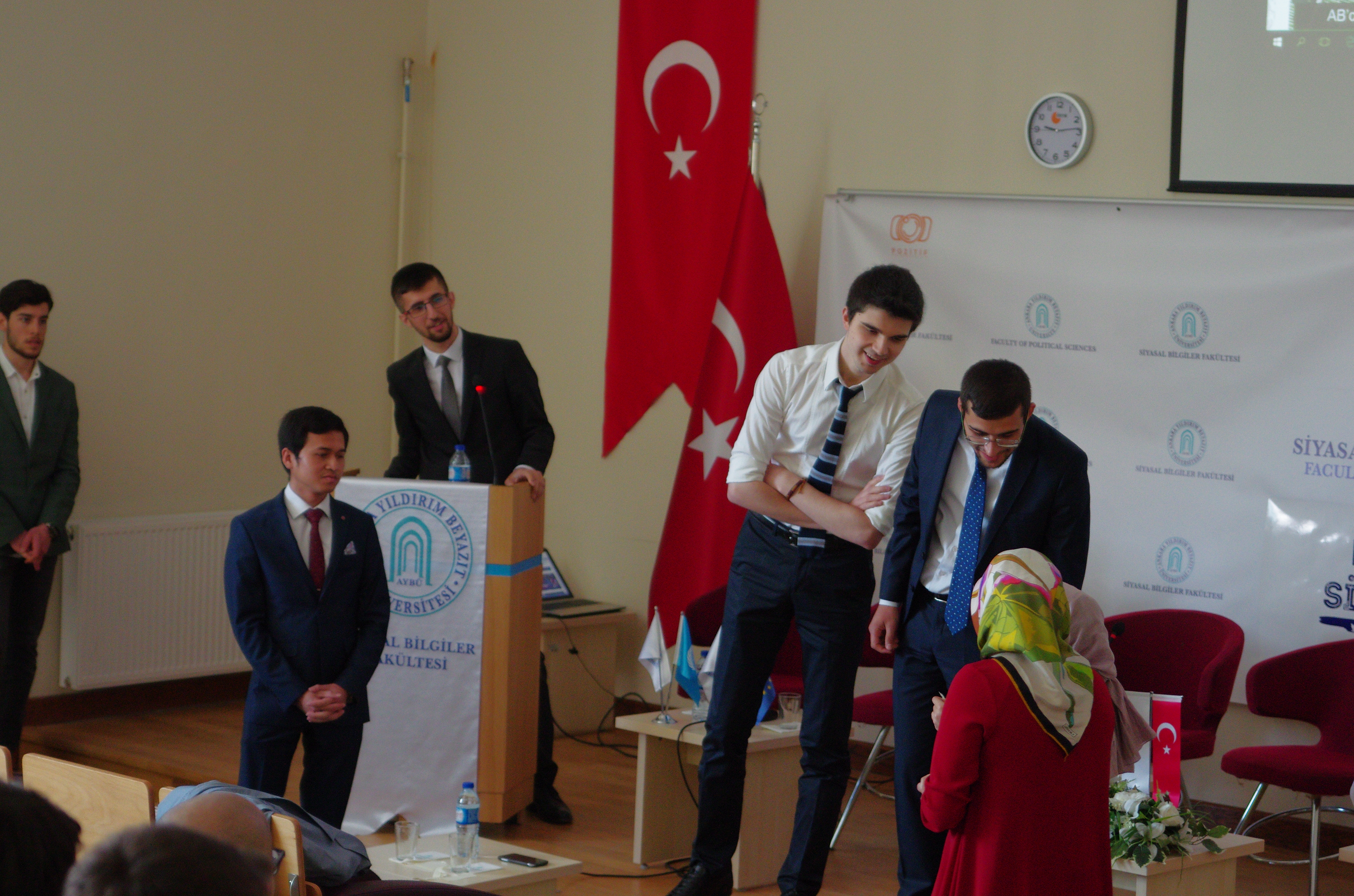 Zirve oturumundan arşiv karesi. Diplomasi Simülasyonu arşivi.